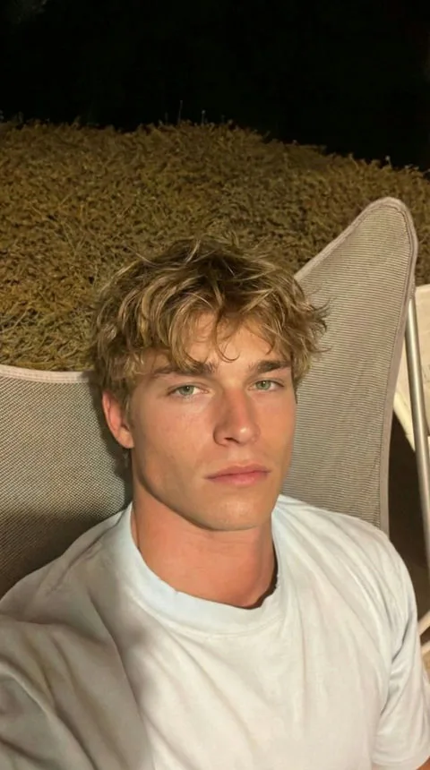 Jules, relaxed & attentive realistic AI character